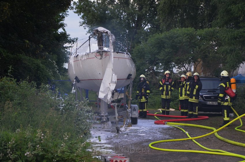 Feuer 1 Yacht explodiert Koeln Muelheim Hafen Muelheim P021.JPG